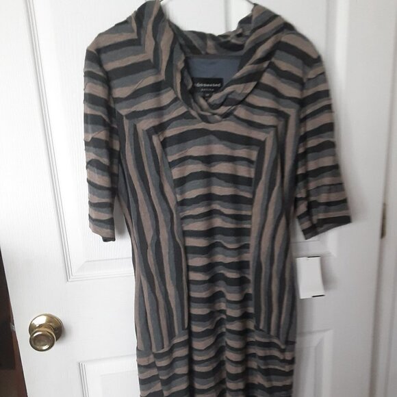 Connected dress. Size 10P Black, Beige and Gray. Three quartered length sleeves - Picture 1 of 4